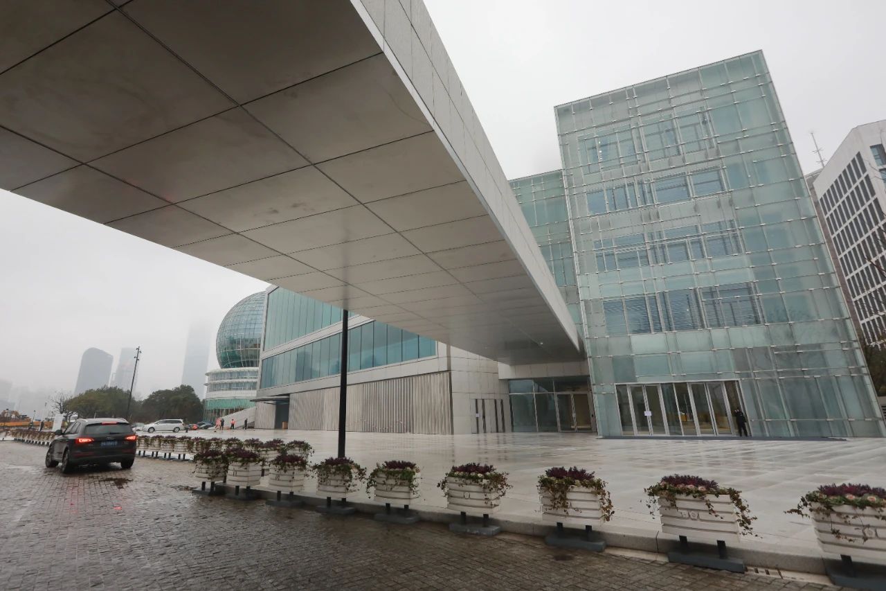 雨中的浦东美术馆,地面雨水被快速收集和排放
